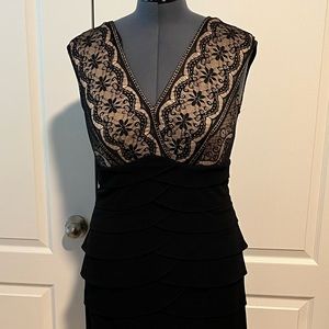 Jessica Howard lace V-neck ruffle bodice size 12